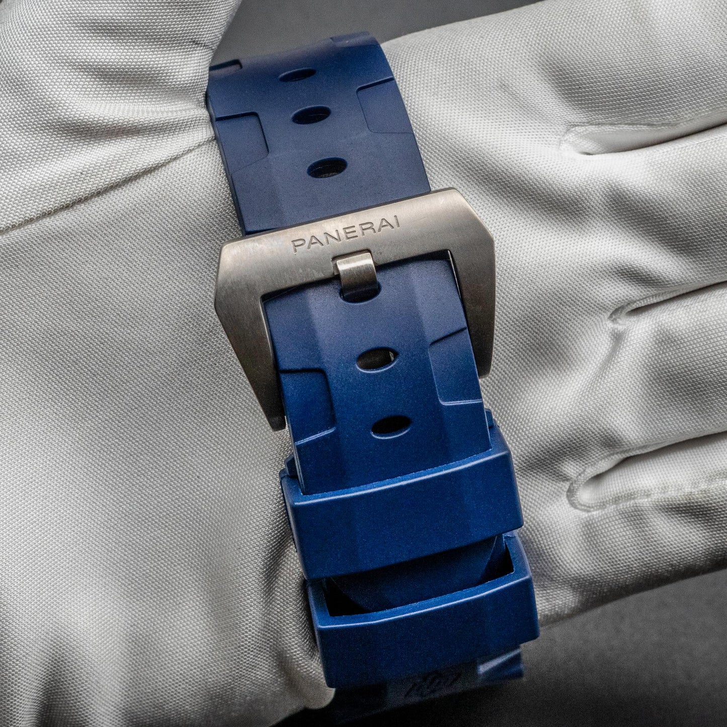PAM00422 with blue strap