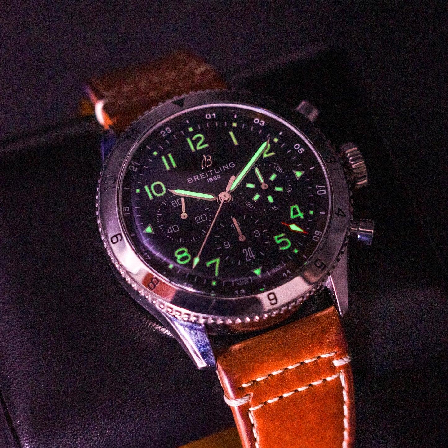 Breitling Super AVI B04 GMT Chrono 46 P-51 lumes