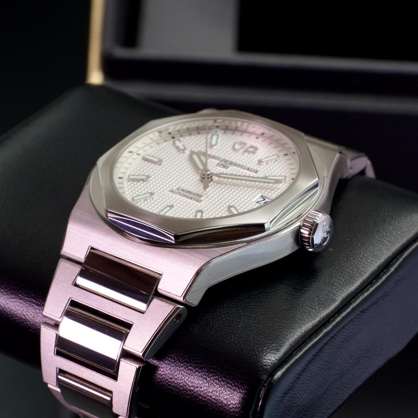 Girard-Perregaux Laureato 42mm Silver Dial 81010-11-131-11A Box Papers 2022