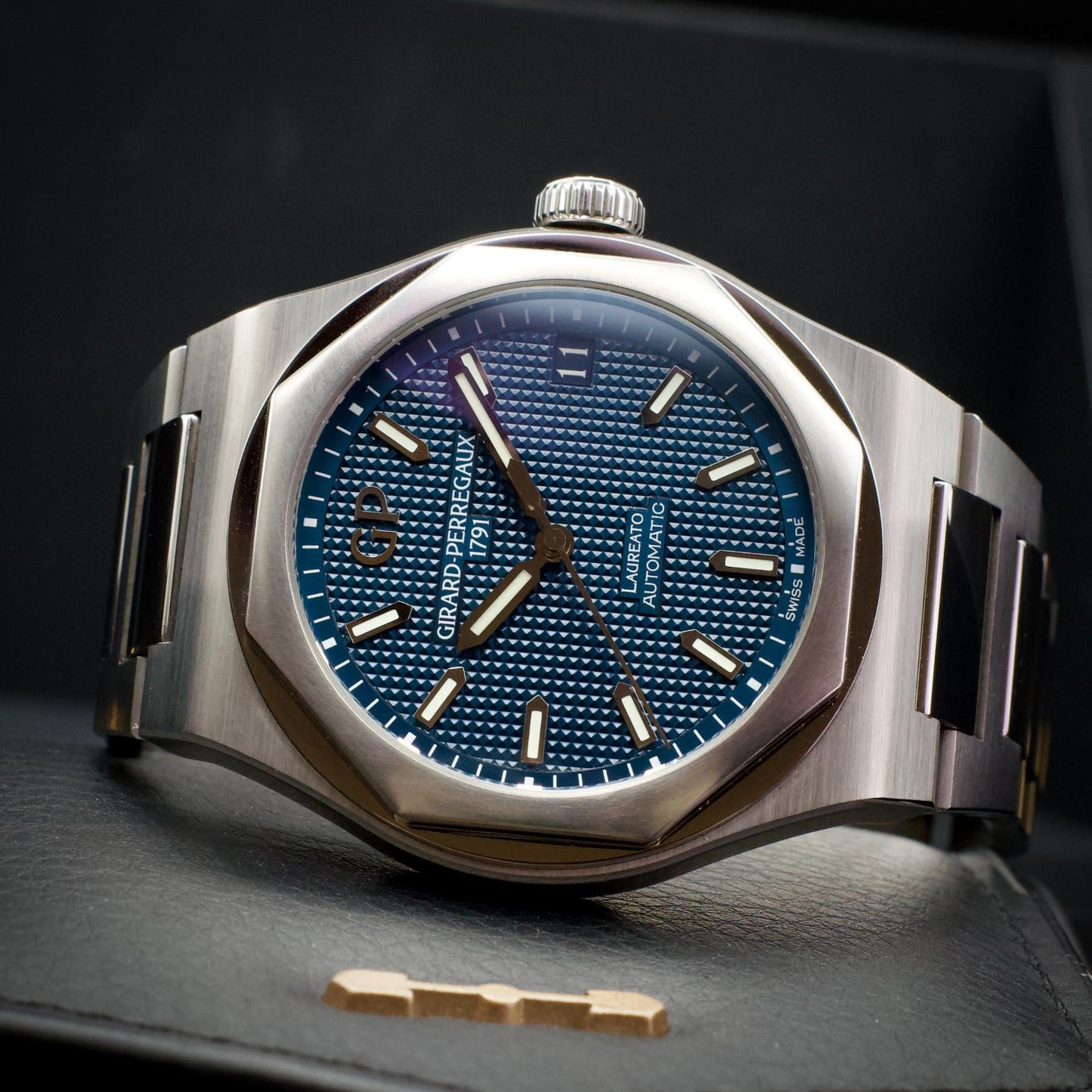Girard-Perregaux Laureato 81010-11-431-11A 42mm Blue Dial 2023 Full Set