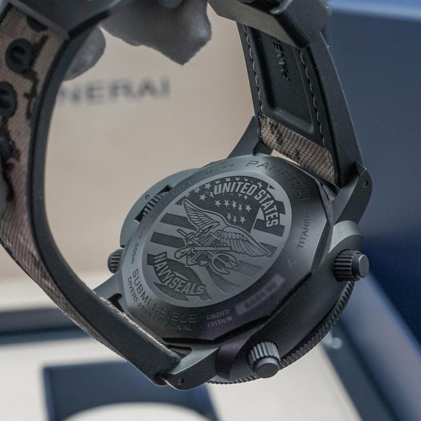 PAM01521 Submersible Chrono Navy SEALs Titanio Caseback