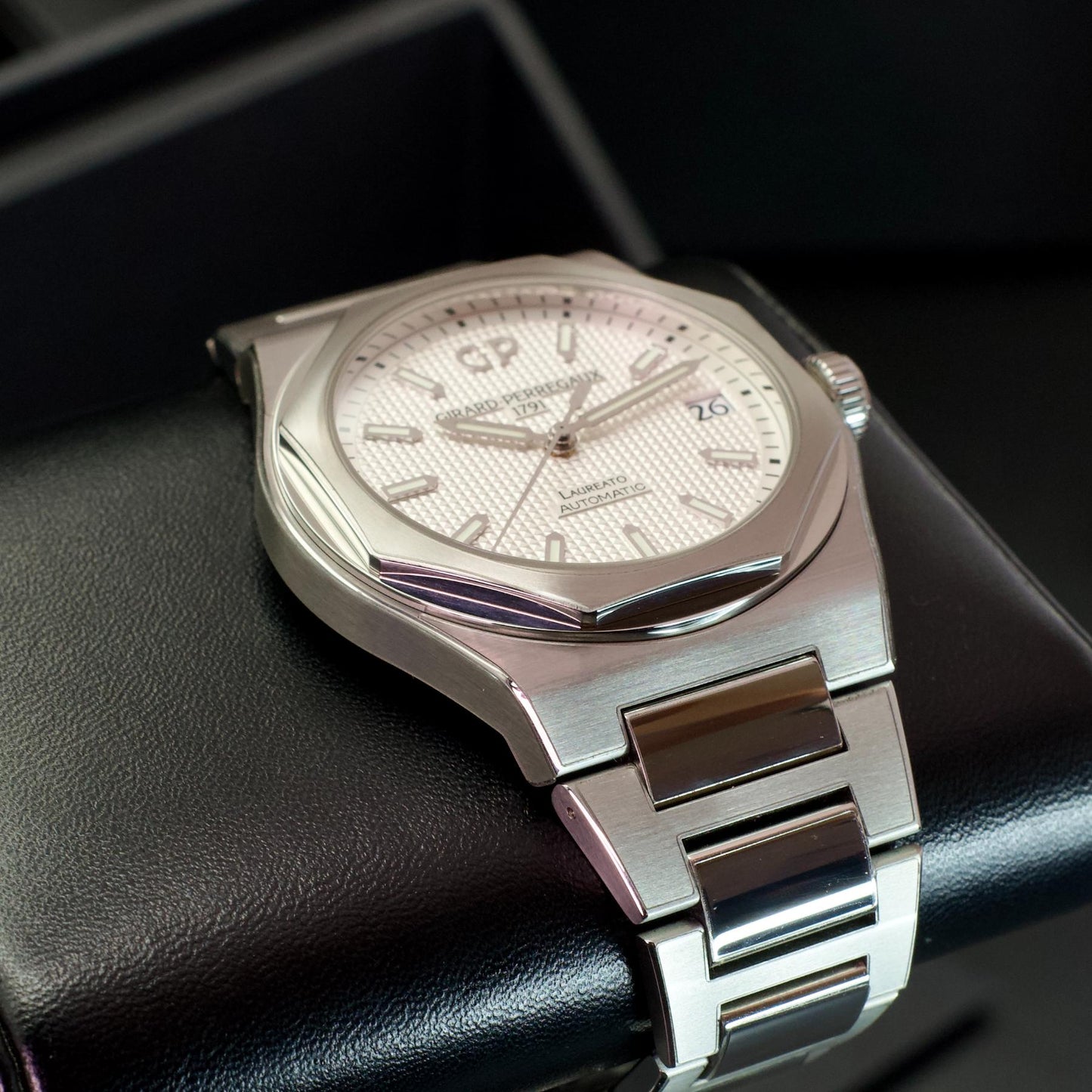 Girard-Perregaux Laureato 42mm Silver Dial 81010-11-131-11A Box Papers 2022