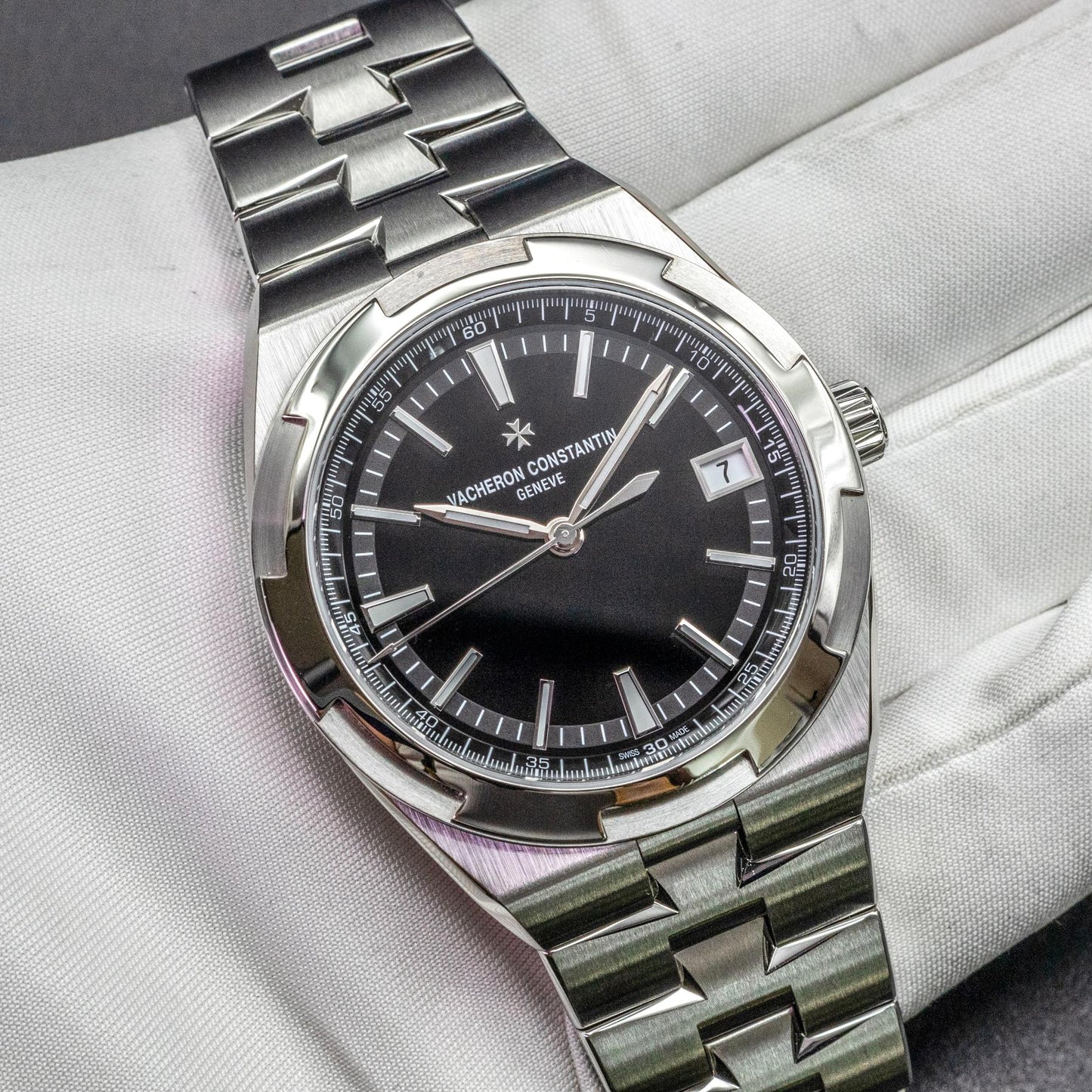 Vacheron Constantin Overseas 4520V/210A-B483 Steel Black Dial 41mm Box Papers