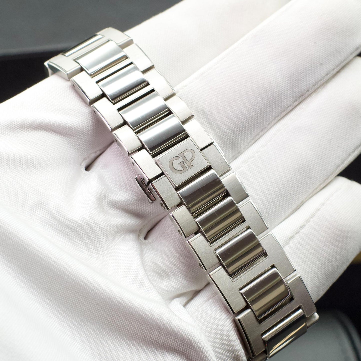 Girard-Perregaux Laureato 42mm Silver Dial 81010-11-131-11A Box Papers 2022