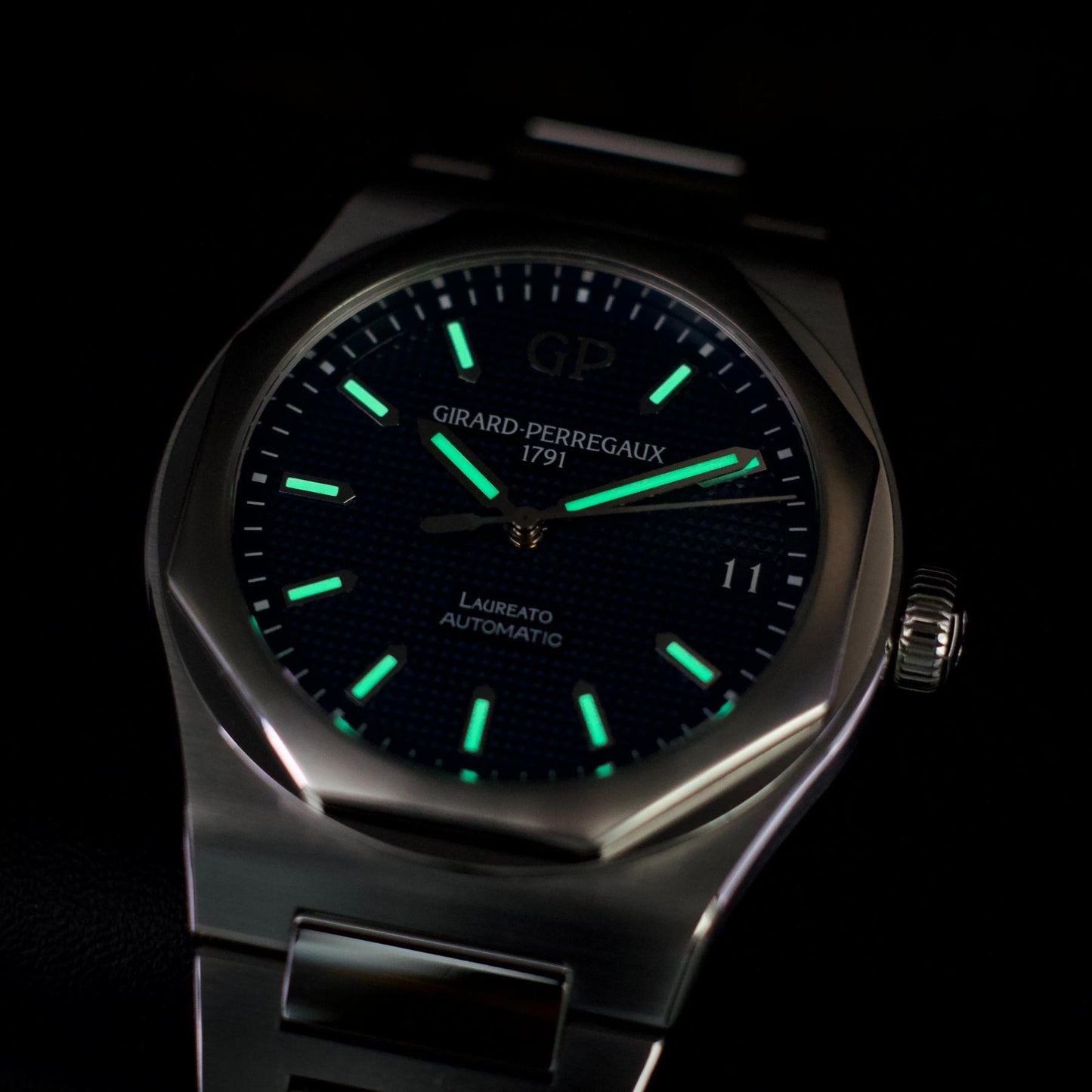 Girard-Perregaux Laureato 81010-11-431-11A 42mm Blue Dial 2023 Full Set