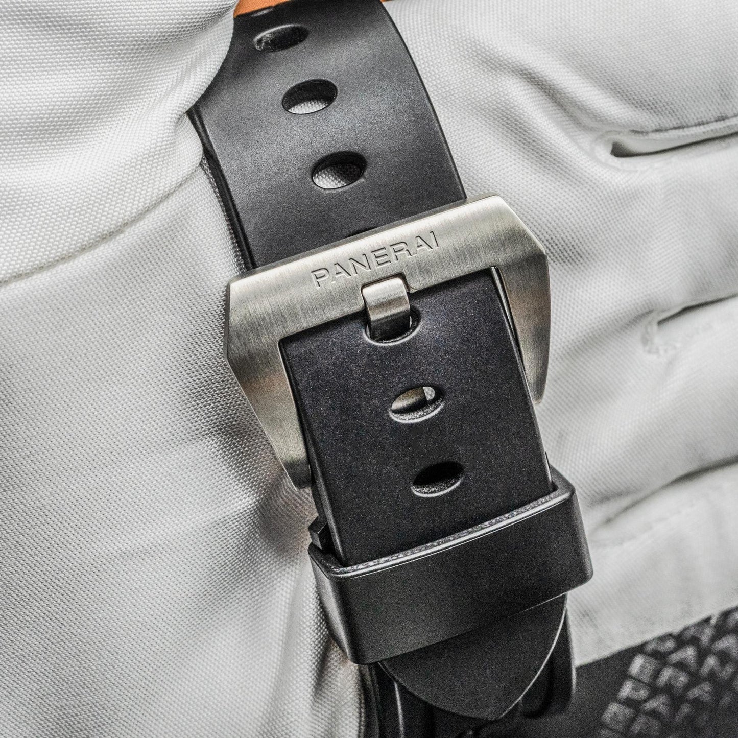 PAM00423 47mm Steel Black Dial
