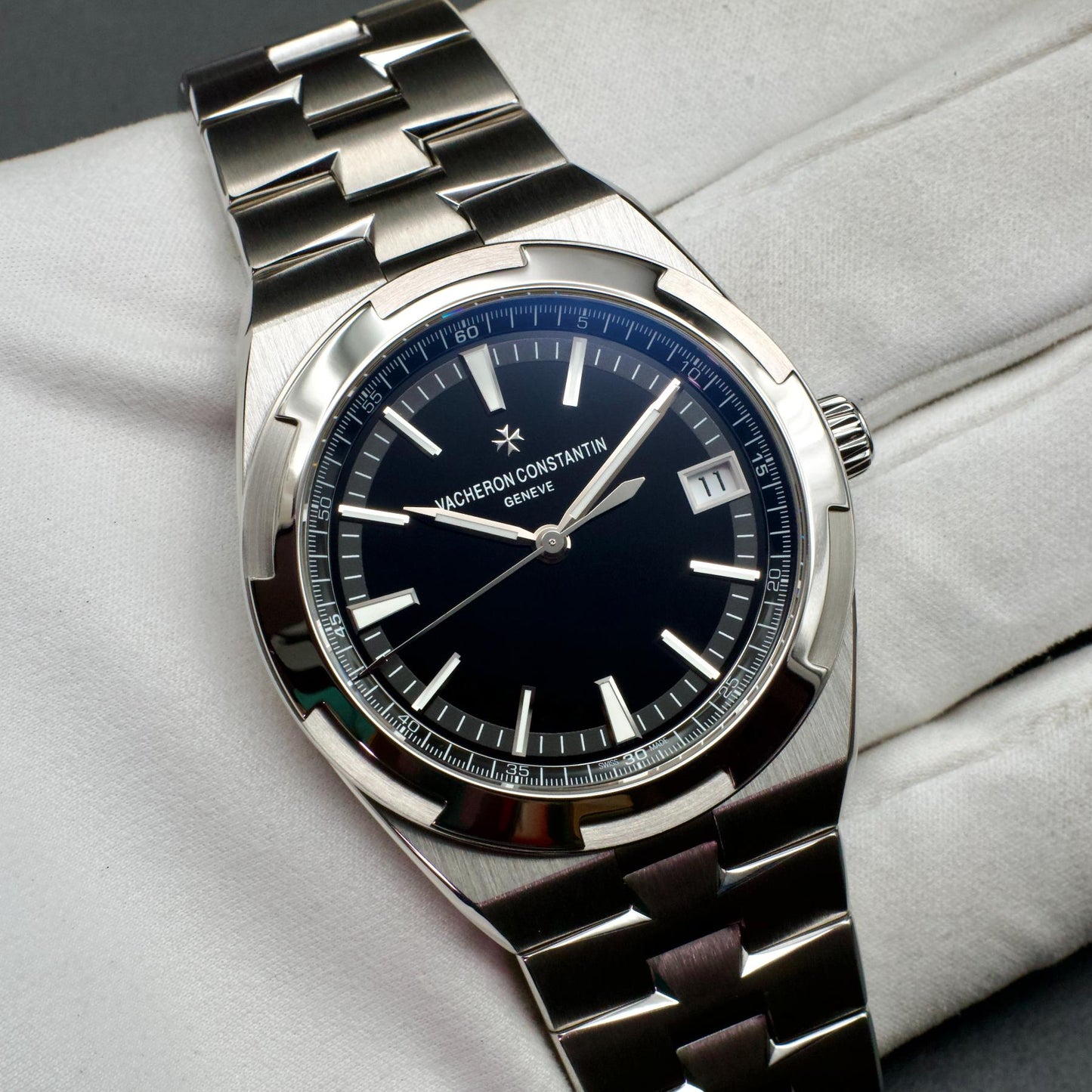 Vacheron Constantin Overseas 4500V/110A-B483 41mm Steel Black Dial Box Papers