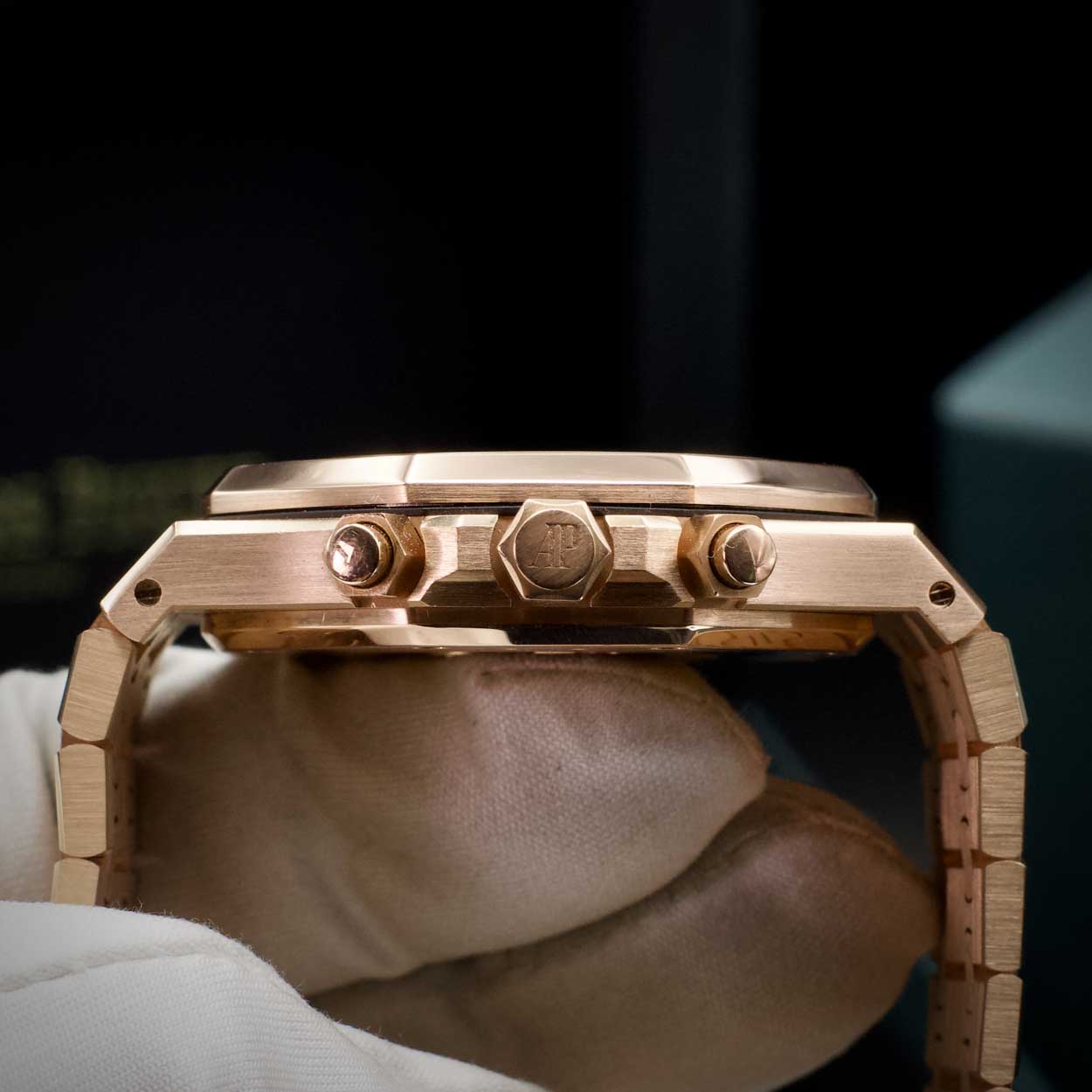 Side view of the case for Audemars Piguet Royal Oak Chronograph 41 Rose Gold Blue Dial 26331OR 