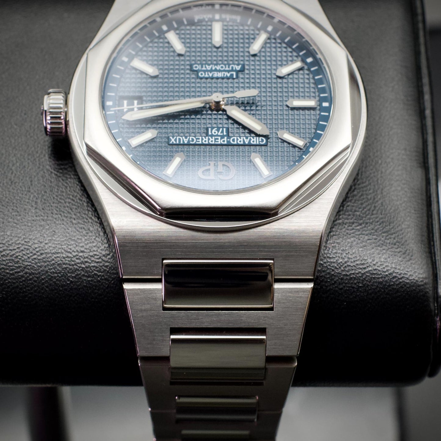 Girard-Perregaux Laureato 81010-11-431-11A 42mm Blue Dial 2023 Full Set