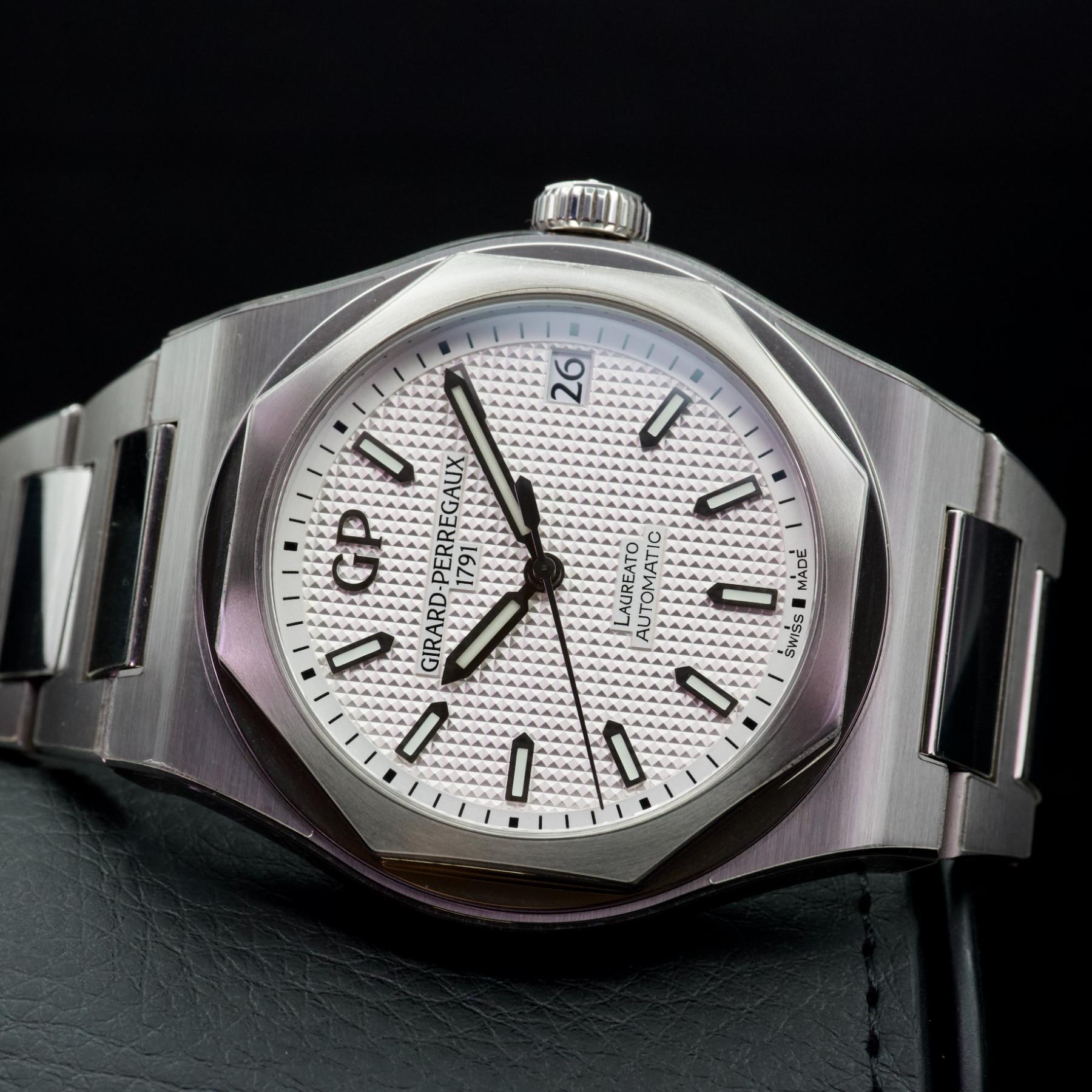 Girard-Perregaux Laureato 42mm Silver Dial 81010-11-131-11A Box Papers 2022