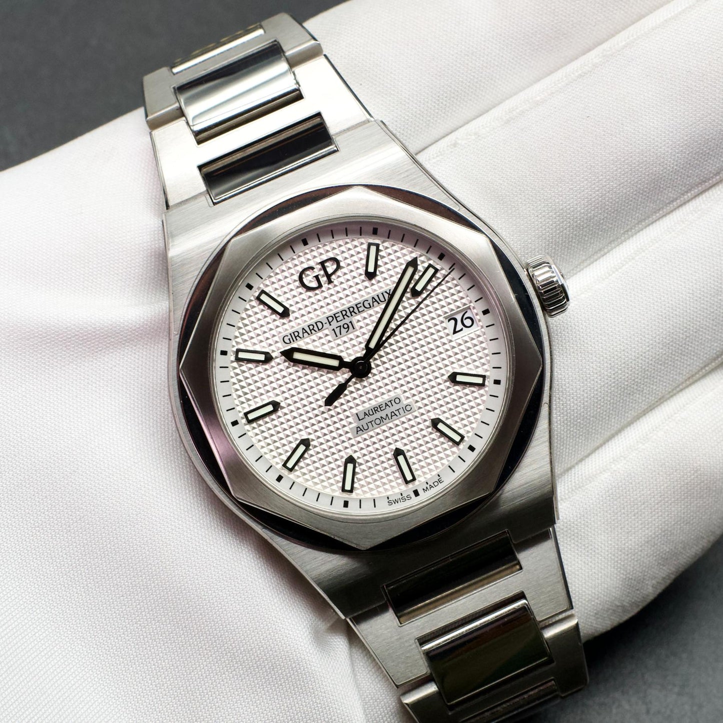 Girard-Perregaux Laureato 42mm Silver Dial 81010-11-131-11A Box Papers 2022