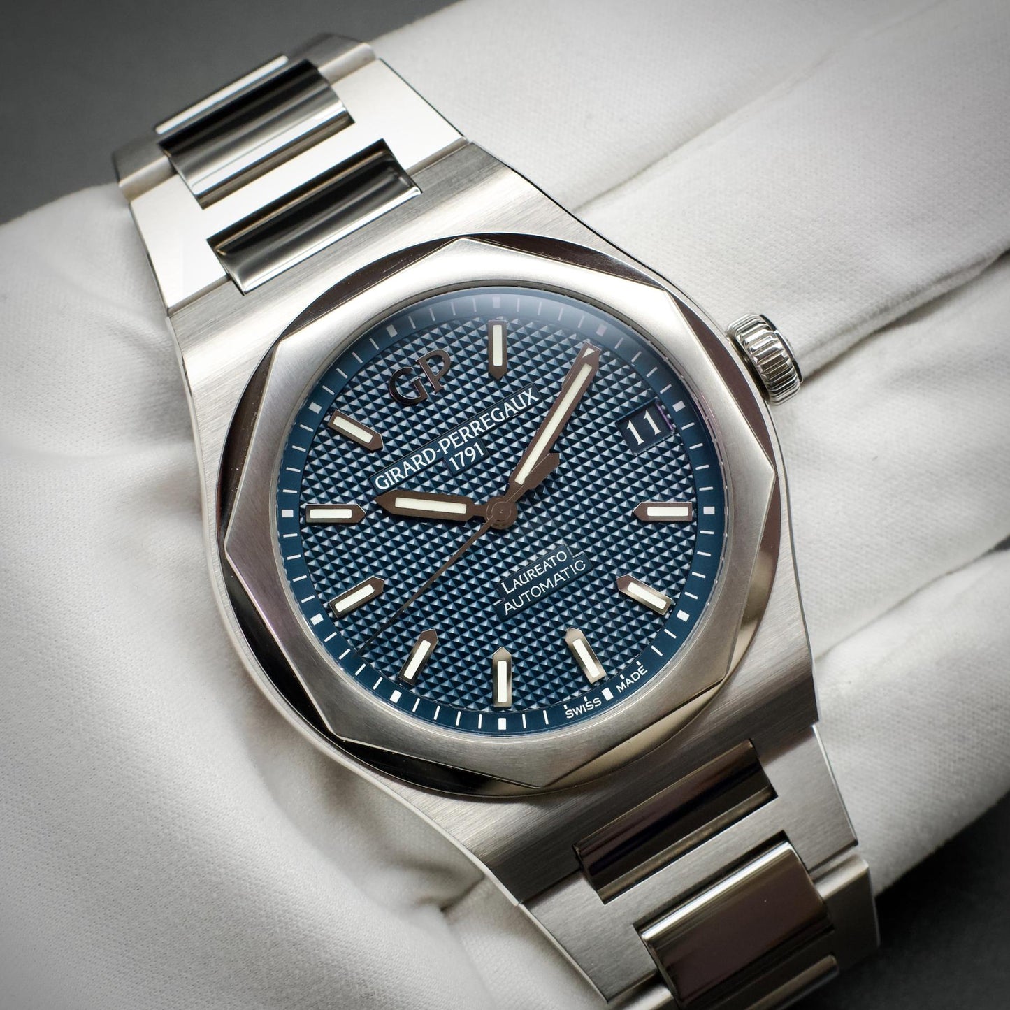 Girard-Perregaux Laureato 81010-11-431-11A 42mm Blue Dial 2023 Full Set