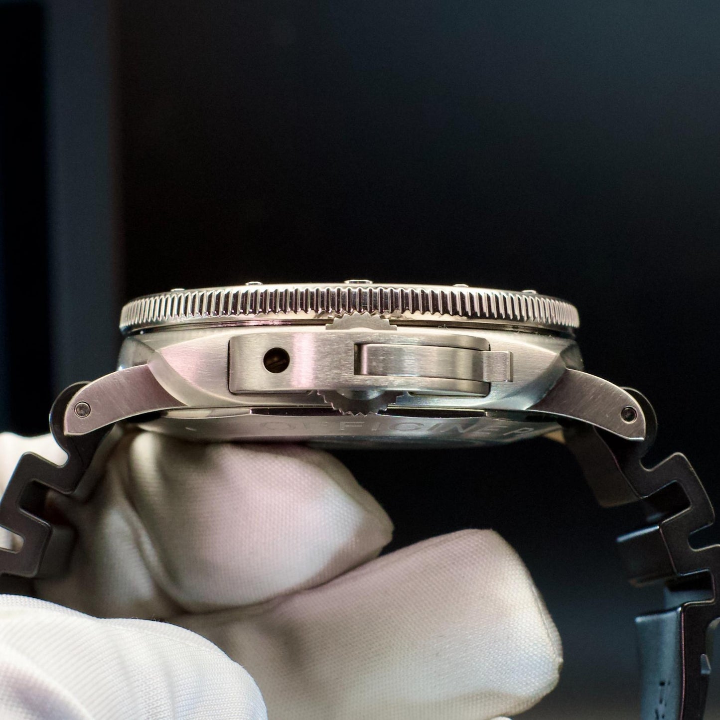 Panerai PAM01305 Luminor Submersible Titanium Black Dial lugs