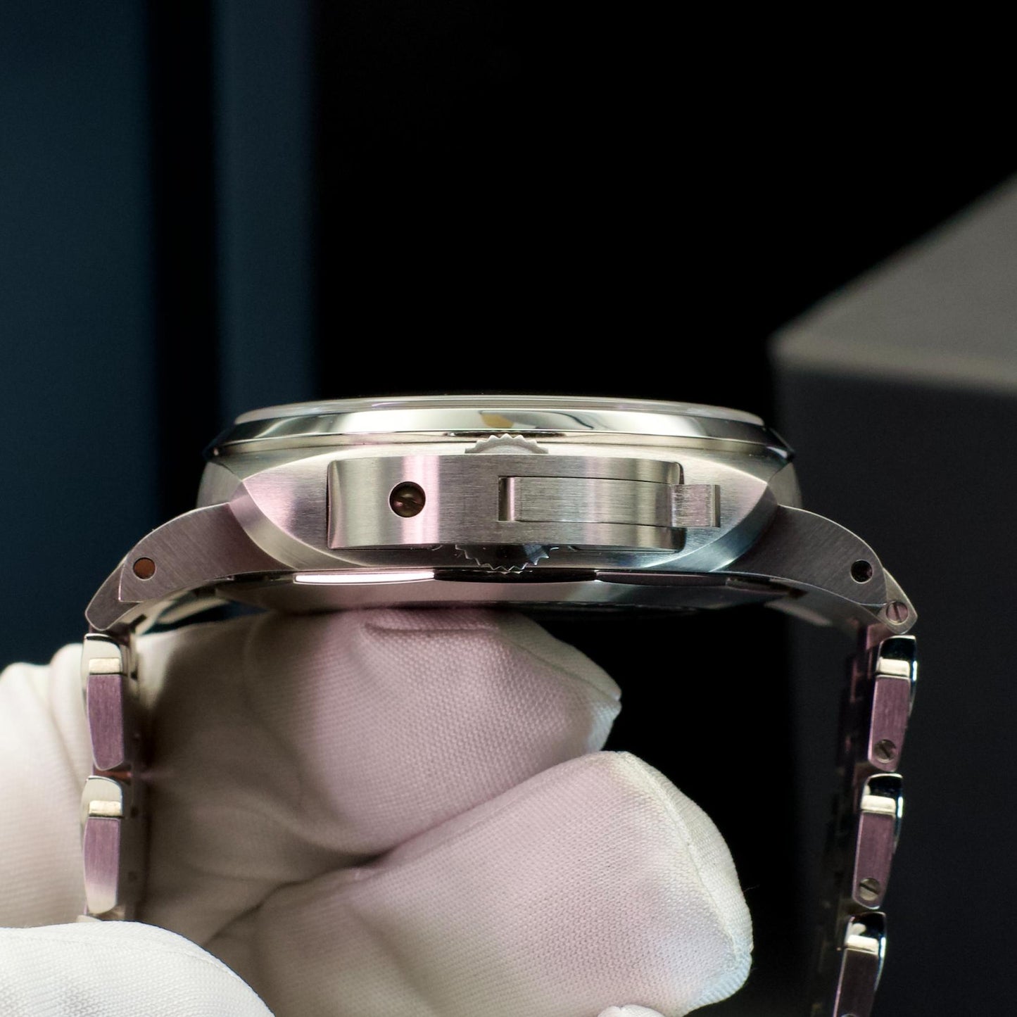Panerai PAM01110 Luminor Chrono Blue side view lugs