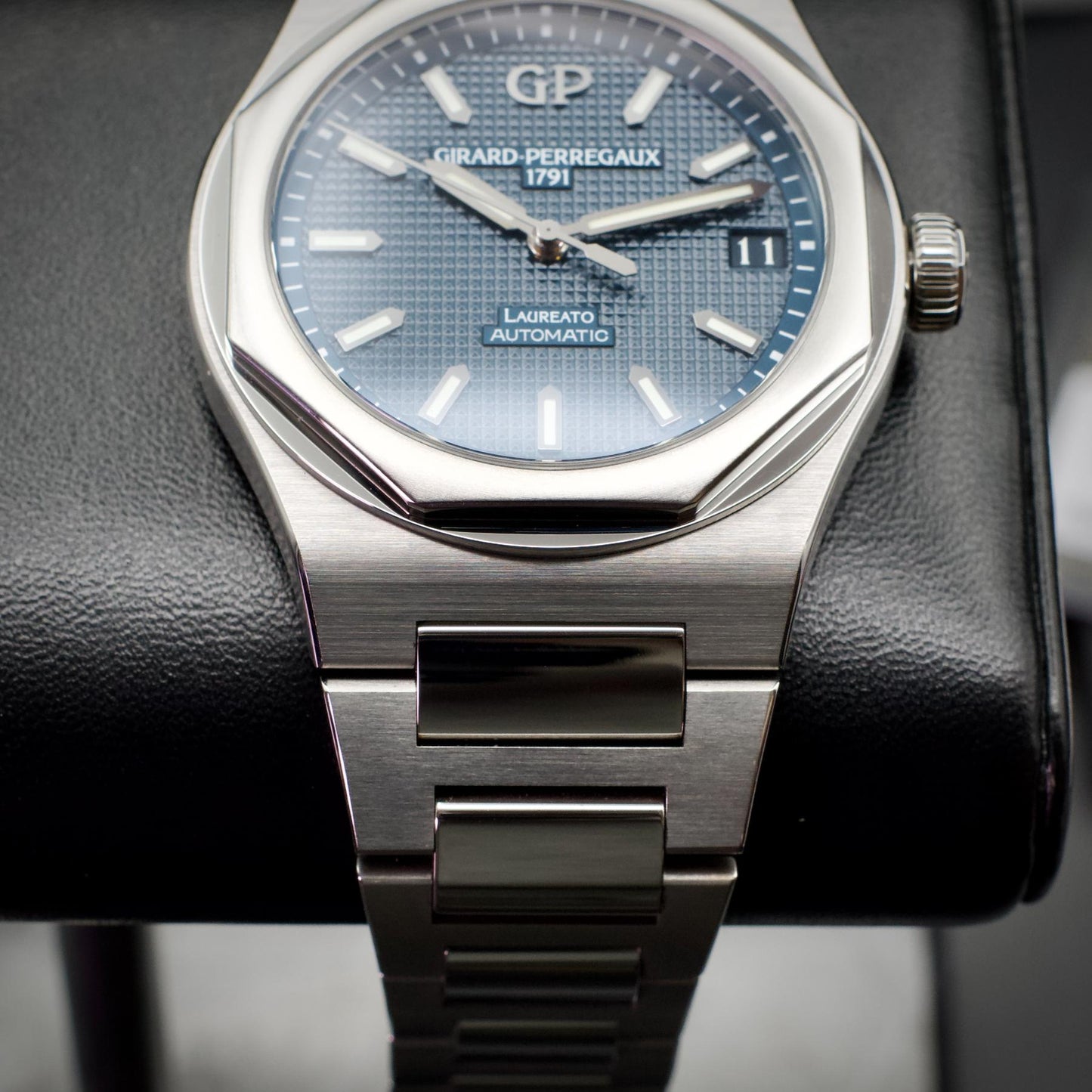 Girard-Perregaux Laureato 81010-11-431-11A 42mm Blue Dial 2023 Full Set
